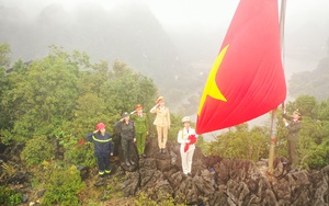 Rực rỡ lá cờ Tổ quốc tại đỉnh núi thiêng Mã Yên Sơn