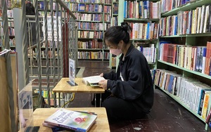Tiệm sách lâu đời nhất phố Đinh Lễ có gì đặc biệt mà hút khách?