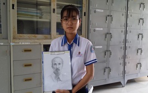 Nữ sinh trường làng vẽ chân dung Bác Hồ tặng nhà trường làm kỷ niệm