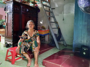 Không có tiền thuê trọ, cụ bà dựng lều sống cùng 5 ngôi mộ người thân suốt 5 năm qua