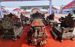 Chiêm ngưỡng bộ bàn ghế &quot;Rồng đỉnh tứ linh&quot; làm bằng gỗ mun giá tiền tỷ tại Hà Nội