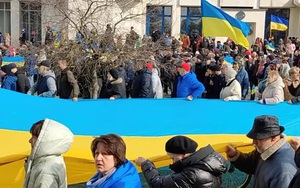 NÓNG: Lính Nga thả thị trưởng Ukraine, rút khỏi thị trấn chiến lược vừa chiếm được với điều kiện bất ngờ