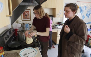 Sinh viên Ukraine ở nước ngoài làm bánh crepe quyên tiền cứu trợ