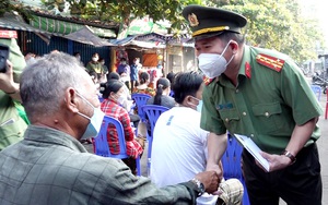 Vụ hỏa hoạn ở thị trấn Cái Dầu: Đại tá Đinh Văn Nơi thăm hỏi và trao tiền hỗ trợ 52 tiểu thương 