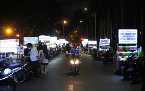 Hàng trăm xe tụ tập buôn bán hàng rong dưới biển cấm: Công an đến thì chạy, đi thì quay trở lại bán