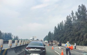 Xe chở Phó Chủ tịch UBND TP.HCM Lê Hoà Bình gặp tai nạn trên cao tốc Trung Lương