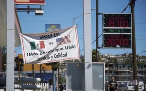 Trừng phạt Nga: Dân Mỹ sang Mexico đổ xăng giá rẻ