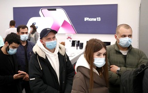 Lo cháy hàng, người Nga đổ xô mua iPhone và đồ điện tử