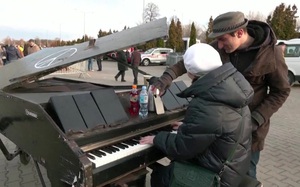 Video: &quot;Piano Man&quot; chơi bài &quot;We are the Champions&quot;  cùng người dân tị nạn Ukraine tại biên giới Ba Lan