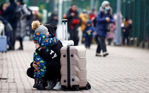 Chuyến đi đầu tiên của cậu bé Ukraine là đi... tị nạn