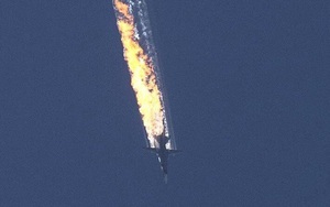 NÓNG: Bộ Quốc phòng Ukraine tung video bắn rơi máy bay Nga, bắt sống phi công