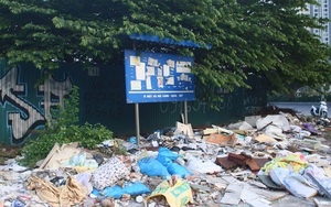 Cận cảnh hàng loạt bãi rác "tự phát" bốc mùi giữa đường phố Hà Nội