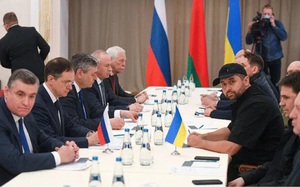 Bất ngờ thân thế người đàn ông đội mũ lưỡi trai trong đoàn đàm phán Ukraine