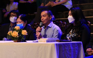 Con trai nhà thơ Xuân Quỳnh bật khóc khi nhìn thấy bóng dáng mẹ trên sân khấu