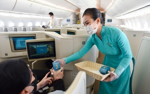 Khách đi Vietnam Airlines bất ngờ nhận được quà 8/3