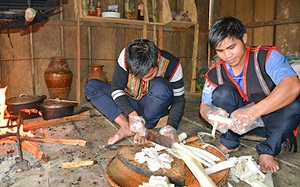 Bắt cá niên dưới suối lên nấu với cây chuối rừng, món ăn nhà nghèo xưa nay thành đặc sản thượng hạng ở Kon Tum