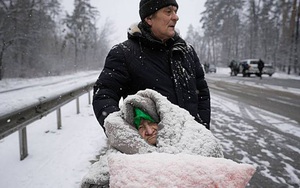 Trẻ em và người già tị nạn Ukraine đối mặt với thời tiết khắc nghiệt khi sơ tán khỏi Irpin