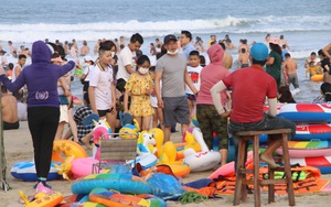 Bãi biển Đà Nẵng kín người trong dịp nghỉ lễ 
