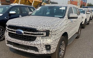 Ảnh thực tế Ford Everest 2023 mới về Việt Nam, hàng &quot;hot&quot; đã nhận đặt cọc