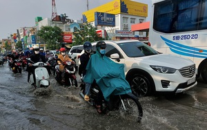 Nhiều tuyến đường ở TP.HCM ngập úng sau cơn mưa kéo dài chiều nay