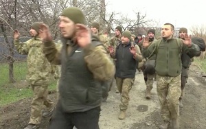 Nga công bố hình ảnh binh lính Ukraine đầu hàng tại Mariupol