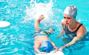 Đi bơi trong mùa dịch tay chân miệng, trẻ em cần chú ý gì?