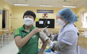 Học sinh lớp 6 ở Hà Nội hồi hộp khi đi tiêm vaccine Covid-19