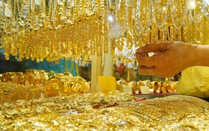 Giá vàng tăng vọt chạm mốc 71 triệu đồng/lượng, dự báo sẽ vượt đỉnh cũ năm 2022