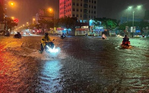 Mưa như trút biến phố Đà Nẵng thành "sông": Nhiều người trắng đêm vì xe chết máy, nước vào nhà