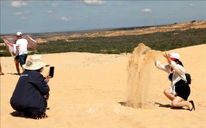 Đồi cát trắng ở một xã của Bình Thuận có gì mà vạn người mê, gọi là "Tiểu sa mạc Sahara"?