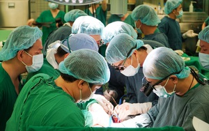 300 trẻ chào đời từ cha hoặc mẹ ghép thận tại Bệnh viện Chợ Rẫy