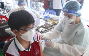 Đà Nẵng: Phụ huynh thức dậy sớm, nghỉ làm đưa trẻ đi tiêm vaccine Covid-19