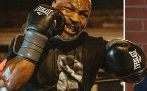 Mike Tyson tấn công hành khách trên máy bay sau khi bị khiêu khích