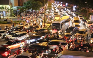 Kẹt xe nghiêm trọng trước sân bay Tân Sơn Nhất, người dân &quot;chôn chân&quot; nhiều giờ đồng hồ