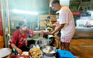 Sài Gòn quán: Lạ lùng quán chè nóng vỉa hè đường Võ Văn Tần, trời hầm hập mà khách vẫn đông