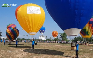 Người dân háo hức trải nghiệm bay khinh khí cầu lần đầu tiên ở Kon Tum