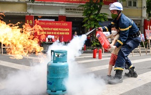 Trẻ em hào hứng tham gia "dập lửa" cùng lính cứu hỏa