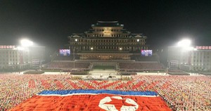 Triều Tiên duyệt binh hoành tráng lúc tối muộn