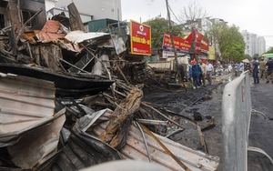 Hình ảnh tan hoang tại vụ cháy thiêu rụi gần chục ngôi nhà trên đường Nguyễn Hoàng, Hà Nội