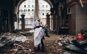Tình yêu và hạnh phúc giữa chiến sự Ukraine: Cặp đôi quyết đám cưới giữa làn đạn vì 'ai biết ngày mai sẽ ra sao'