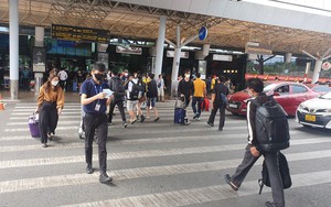 Khách đang tăng mạnh, sân bay Tân Sơn Nhất cấp tập chống nghẽn