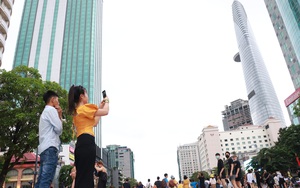 TP.HCM: Phố đi bộ Nguyễn Huệ chật kín người trước giờ bắn pháo hoa mừng Ngày thống nhất 30/4