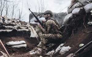 Trên 'tuyến lửa' Donbass, binh sĩ Ukraine gồng mình đáp trả đòn tấn công như vũ bão của Nga