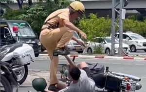 Cảnh sát giao thông có được dùng vũ lực trấn áp người vi phạm giao thông?