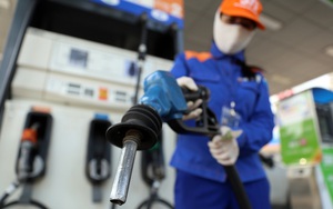 Giá xăng dầu hôm nay 4/4: Dầu giảm sâu xuống mức 98 USD/thùng, áp lực thiếu nguồn cung hạ nhiệt