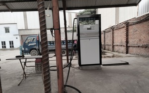 Đang đưa tin vụ hàng nghìn vỏ bình gas tập kết trái phép, vô tình phát hiện cây xăng