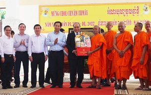 Chủ tịch nước Nguyễn Xuân Phúc chúc Tết Chôl Chnăm Thmây tại Cần Thơ