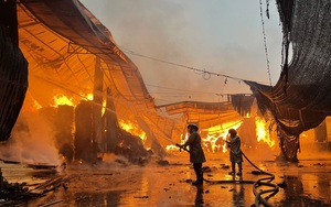 Gần 100 cảnh sát chữa cháy xưởng gỗ ở Hà Nội