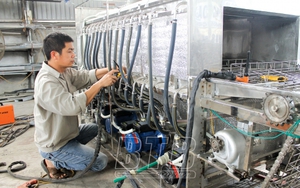 Anh nông dân Thái Bình sáng chế máy rửa bát công nghệ cao, bán khắp nơi, khiến cả làng phục lăn