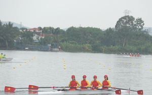 Người dân mang theo loa kéo, xoong chảo, cờ Tổ quốc ra tận bờ sông cổ vũ tuyển rowing Việt Nam